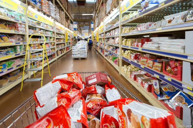 超市貨架擺放過期食品是否構(gòu)成銷售過期食品行為